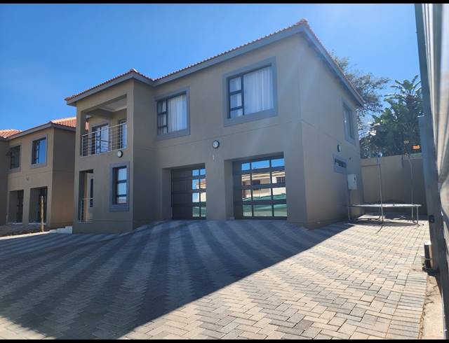 4 BEDROOM TOWNHOUSE FOR SALE IN STERPARK